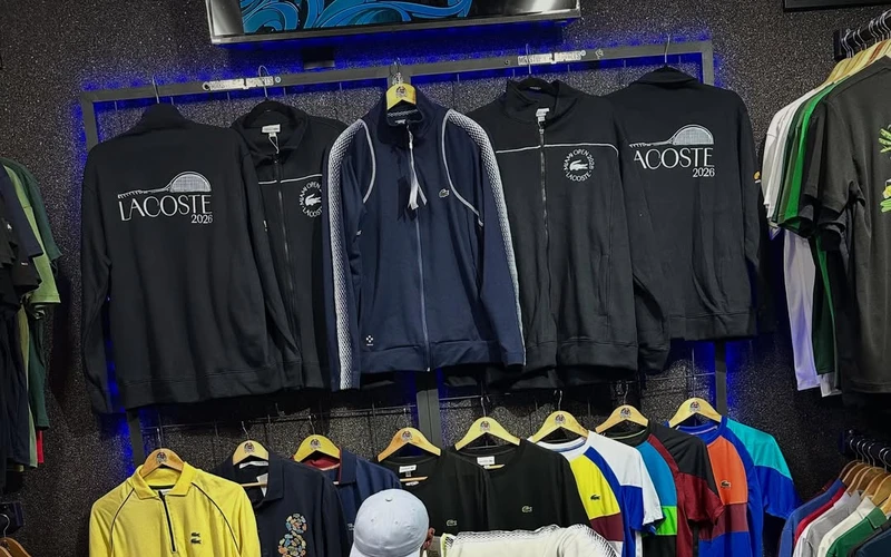 Araras de roupas de grife importadas na MR STORE